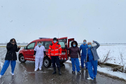 El equipo de vacunación en ruta hacia la residencia de Bellvís. 