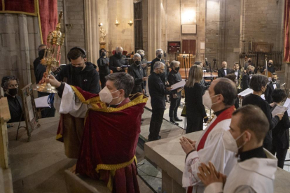 Bernaus, amb la gorra a la mà, al centre de la imatge amb el grup de cantants i músics de ‘Les Completes’ a la dècada dels anys setanta.