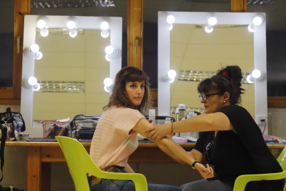 La directora Pilar Palomero dóna instruccions a Natalia de Molina i a membres de l’equip tècnic de rodatge durant una pausa.