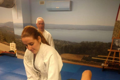 La pràctica de l'aikido ajuda les dones a repel·lir agressions.