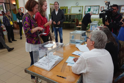 Marta Madrenas, en el moment de votar als comicis d’ahir.