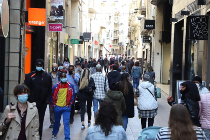 Ciudadanos paseando por el Eix Comercial de Lleida. 