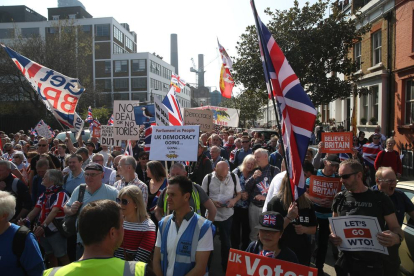 Partidarios del Brexit se manifestaron delante del Parlamento tras el fracaso en la votación.