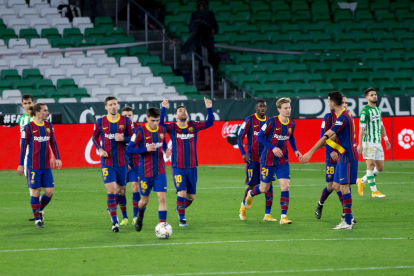 Els jugadors del Barça, amb Messi al centre, celebren un dels gols de la victòria d’ahir contra el Betis.
