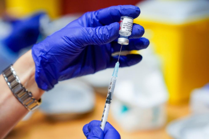 Un treballador sanitari prepara una dosi de la vacuna de Pfizer-BioNTech contra el Covid-19.