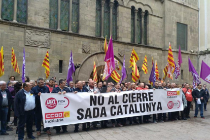 La protesta dels treballadors de Sada davant de l'ajuntament de Lleida