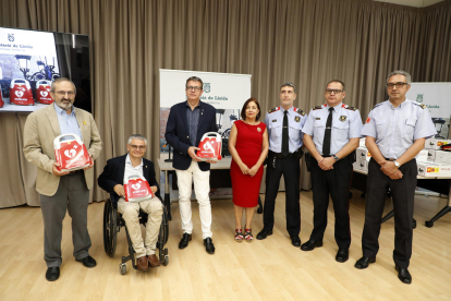 Moment del lliurament dels desfibril·ladors al cos de Mossos i Bombers a Lleida.