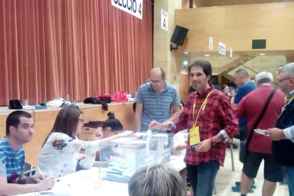 El candidat d’ERC, Santi Pelegrí, al votar ahir.