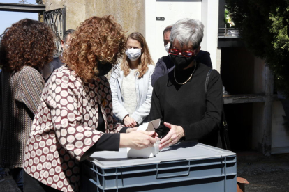 Enterren al Soleràs les restes de les 137 persones sense identificar recuperades de la fossa del municipi