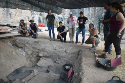 Arqueòlegs i estudiants durant la campanya d’excavacions a la Cova Gran de Santa Linya.