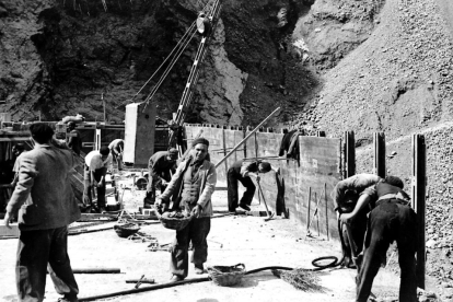 Milers de treballadors van participar en la construcció de la central.