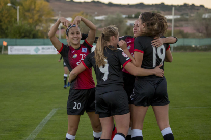 Alexandra Taberner celebra amb un gest el gol que significava el 0-1 juntament amb diverses companyes.