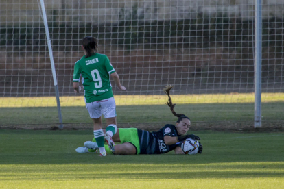 Alexandra Taberner celebra con un gesto el gol que significaba el 0-1 junto con varias compañeras.