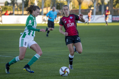 Alexandra Taberner celebra con un gesto el gol que significaba el 0-1 junto con varias compañeras.