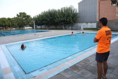 Imatge del socorrista que va salvar la vida del nen ahir a les piscines municipals del Palau d’Anglesola.