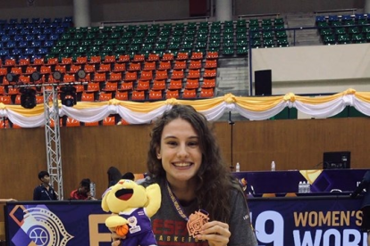 Anna Palma, con la medalla de bronce conquistada en Tailandia.