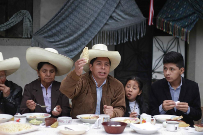 El candidato izquierdista Pedro Castillo con su familia.