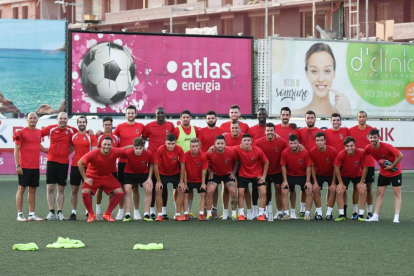 Els tècnics i jugadors de l’EFAC Almacelles que van començar ahir a entrenar-se al camp de l’Atlètic Segre.