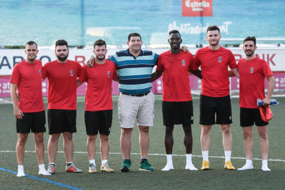 Los técnicos y jugadores del EFAC Almacelles que comenzaron ayer a entrenar en el campo del Atlètic Segre.