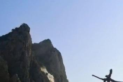 La secuencia de la caída de la enorme roca desde la cima de la ladera hasta el pantano de Sant Llorenç.