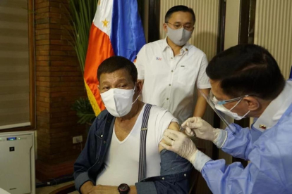 El presidente de Filipinas, Rodrigo Duterte, se vacuna con Sinopharm.