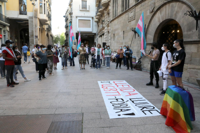 Concentració contra l’LGTBI-fòbia, el mes de maig passat a la plaça Paeria de Lleida.