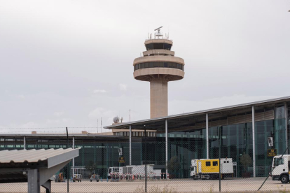 La torre de control i una pista de l’aeroport de Palma.