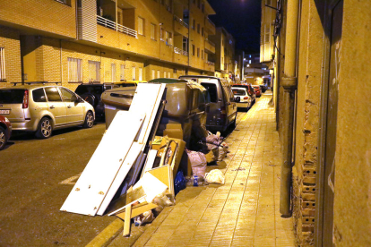 Cajas de cartón y otros desperdicios frente a la plaza Blas Infante.
