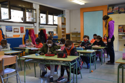 Una clase del colegio Albert Vives de La Seu ayer, con las ventanas abiertas y los niños abrigados. 