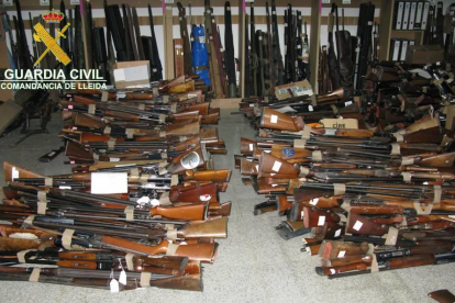 Imatge d’armes destruïdes per la Guàrdia Civil per convertir-les en ferralla.