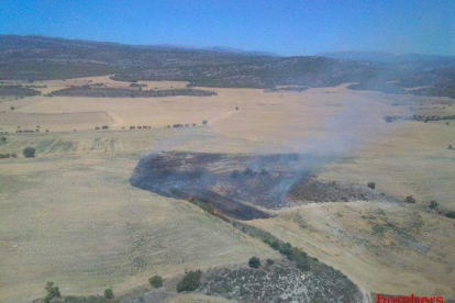 Bomberos sofocando el incendio de Seròs, que afectó 7 hectáreas. 