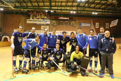 Jugadors i cos tècnic del Finques Prats Lleida, ahir abans de tornar a entrenar-se a l’Onze de Setembre.
