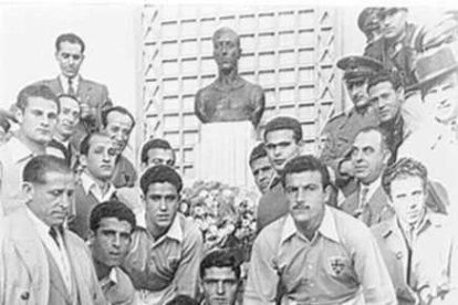 Gausí, en el homenaje de 2005, junto a sus nietos, Pons y las camisetas de los 5 clubes en los que jugó.