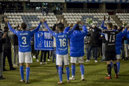 Jugadores y afición del Lleida, al final del partido ante el Ejea.