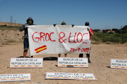 Un dels membres de la plataforma mostrant ahir els senyals que han retirat a Lleida.