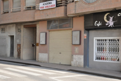 L’únic cine de Fraga, tancat des de fa més d’una dècada.