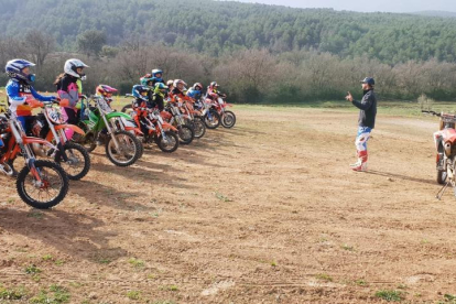 Dani Hernández s’adreça a un grup de nens dels seus cursos d’aprenentatge en la disciplina de motocròs.