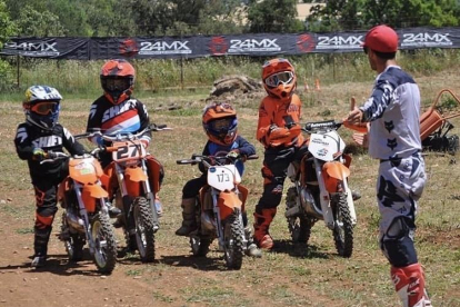 Dani Hernández dirigiéndose a un grupo de niños de sus cursos de aprendizaje en la disciplina de motocross.