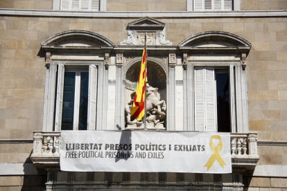 La pancarta dels 'presos polítics', de nou penjada al Palau de la Generalitat.