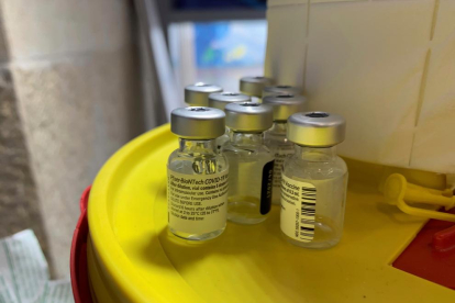 Dosis de la vacuna de Pfizer en un centro de vacunación