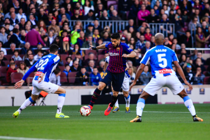 Leo Messi celebra un dels dos gols anotats ahir a l’Espanyol, el primer dels quals després d’executar magistralment un llançament de falta.