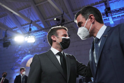 Pedro Sánchez y Emmanuel Macron saludándose a su llegada a la cumbre europea ayer en Oporto.