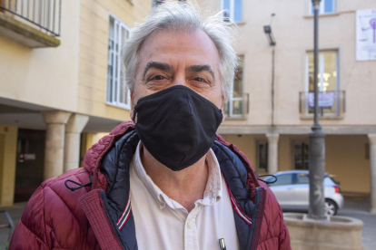 Vecinos de 56 a 59 años de Tàrrega haciendo cola para vacunarse en la biblioteca.