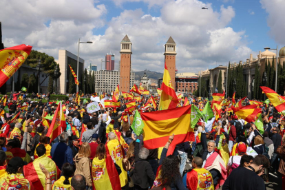 Barricadas montadas ayer en la concentración antifascista contra el acto de Vox en Barcelona. 