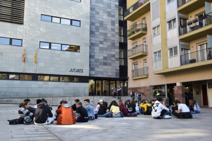 La sentada de protesta de alumnos en La Seu d’Urgell.