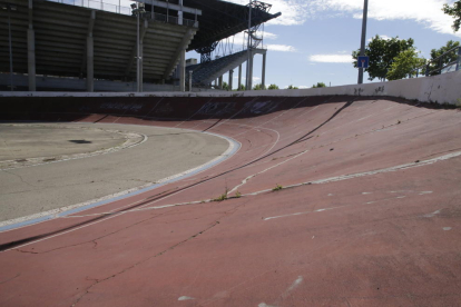 La imatge, presa ahir, mostra el gran deteriorament del paviment de la pista del velòdrom del Camp d’Esports.
