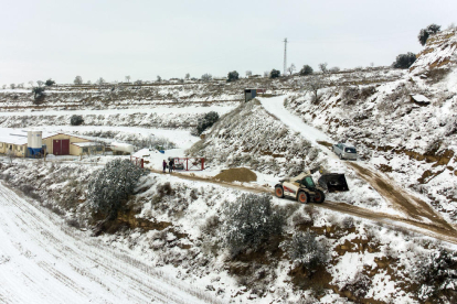 Imagen de una máquina quitando la nieve en el acceso a una granja de El Llor, en el municipio de Torrefeta i Florejacs.