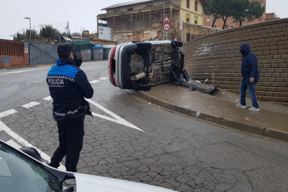 Bolca un vehicle després de xocar contra un mur al Secà de Sant Pere