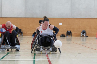 El Quad Rugby es un deporte de contacto en una pista de baloncesto y con un balón de voleibol.