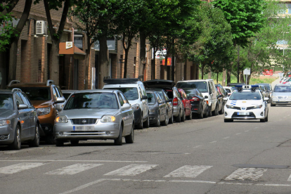 Imatge d’arxiu d’un cotxe en doble fila amb el vehicle de la Urbana amb el Civicar just darrere.